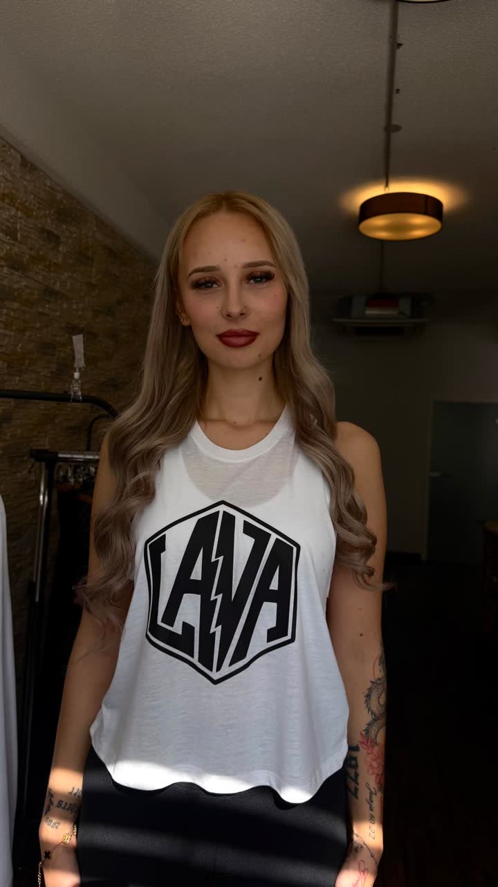 Frau im weißen LAVA Tanktop