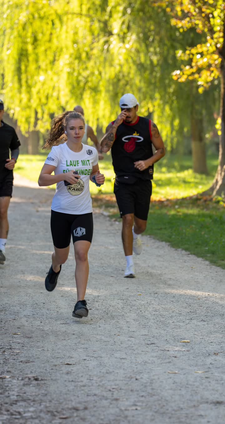 Läuferin im LAVA Shirt beim Lauf im Park