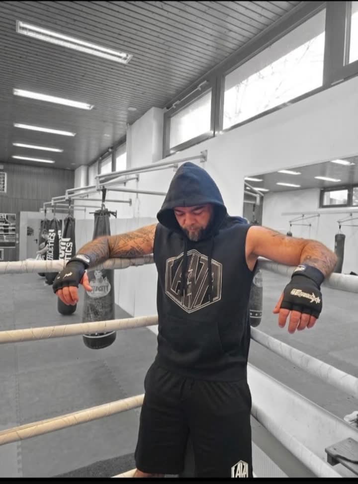 Kämpfer im ärmellosen LAVA Hoodie im Boxring