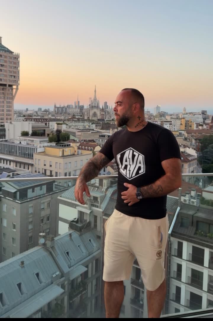 Mann im schwarzen LAVA T-Shirt auf einer Dachterrasse