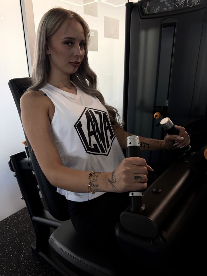 Frau im LAVA Tanktop beim Training am Gerät