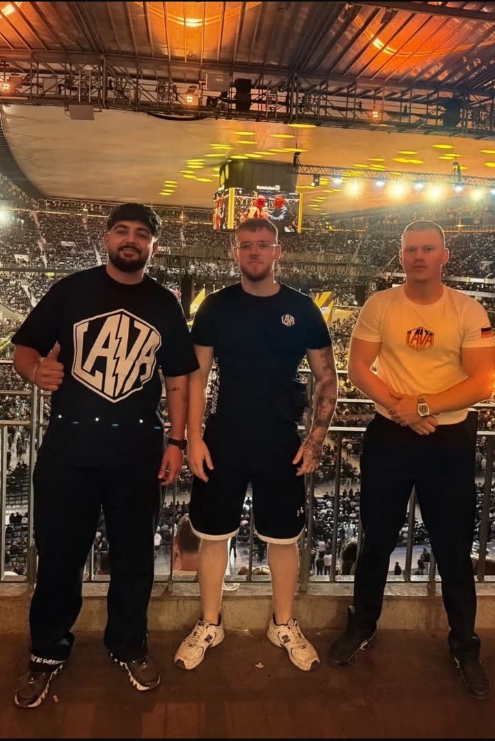 Drei Männer in LAVA Shirts in einer Kampfsport-Arena